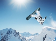 开云下载-赛道上的暗夜舞者，爱德华兹在F1揭幕战之夜持续制造杀伤