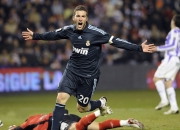 开云官方app入口-南粤德比轻取胜，德甲焦点战正酣，双线战场上的战术与意志