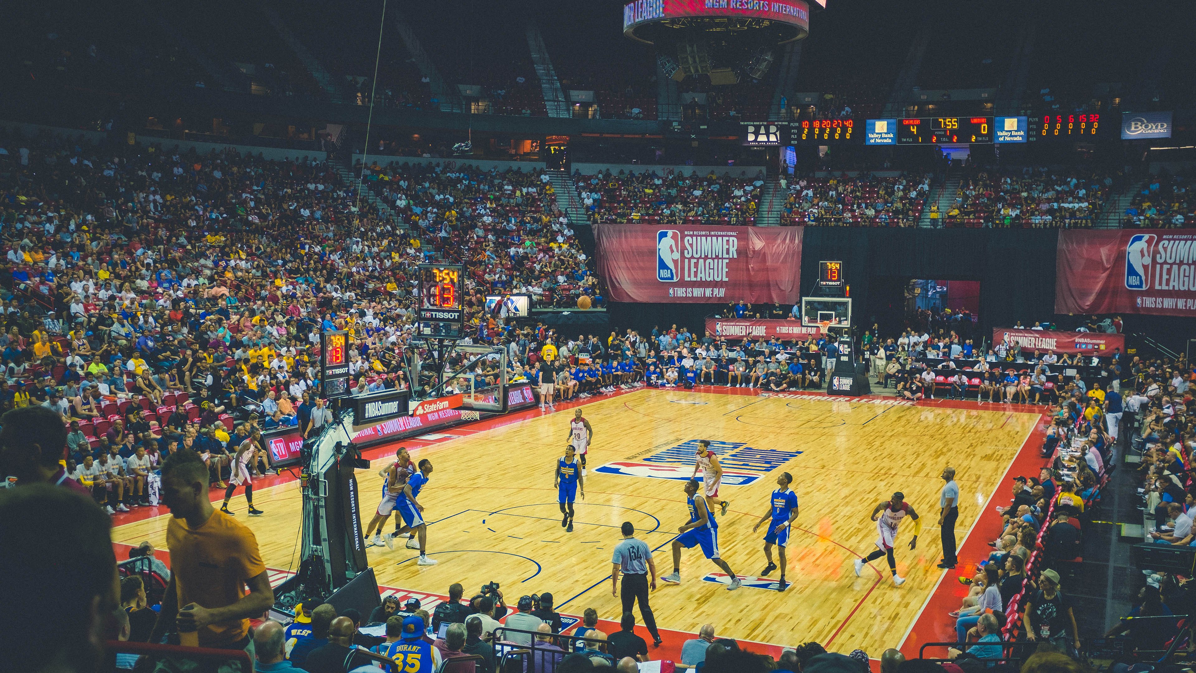 米切尔爆发撕裂防线，森林狼强势晋级，雄鹿王朝阴影下的新秩序