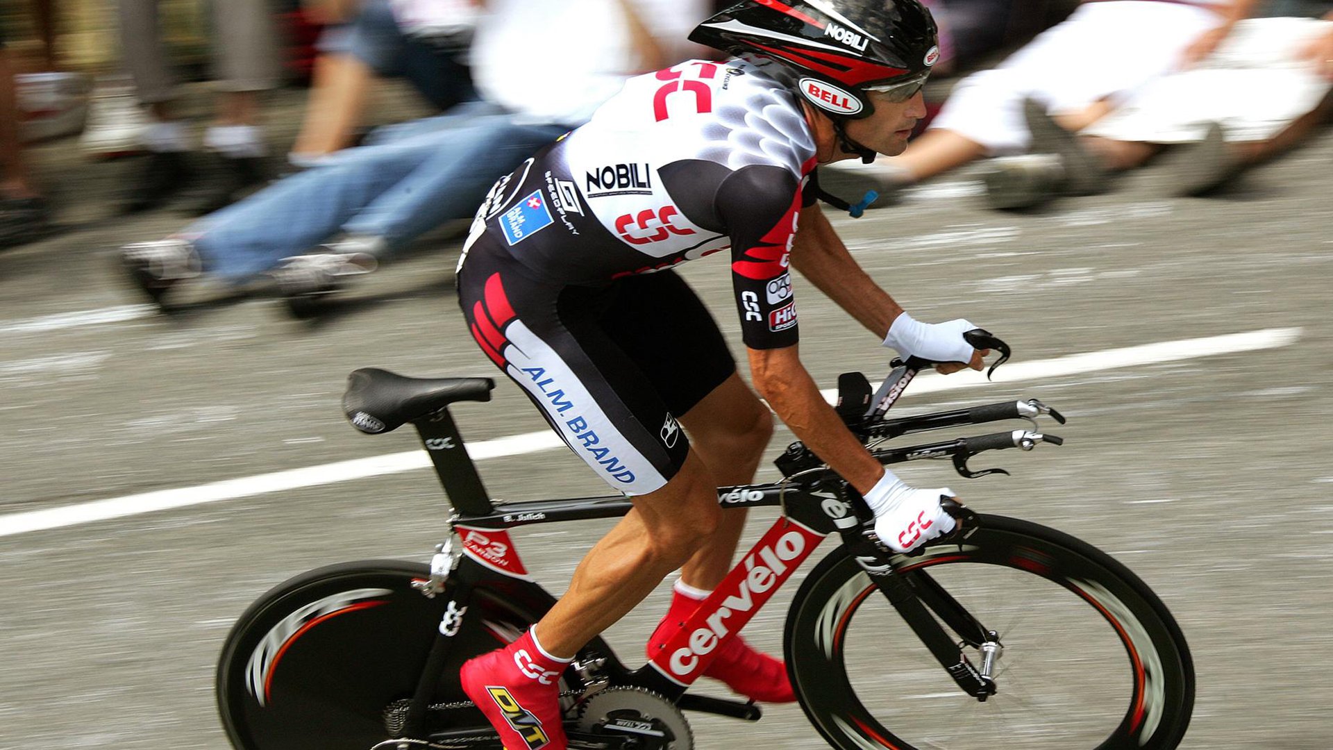 赛道上的火力压制，拉文在F1新赛季揭幕战接管比赛