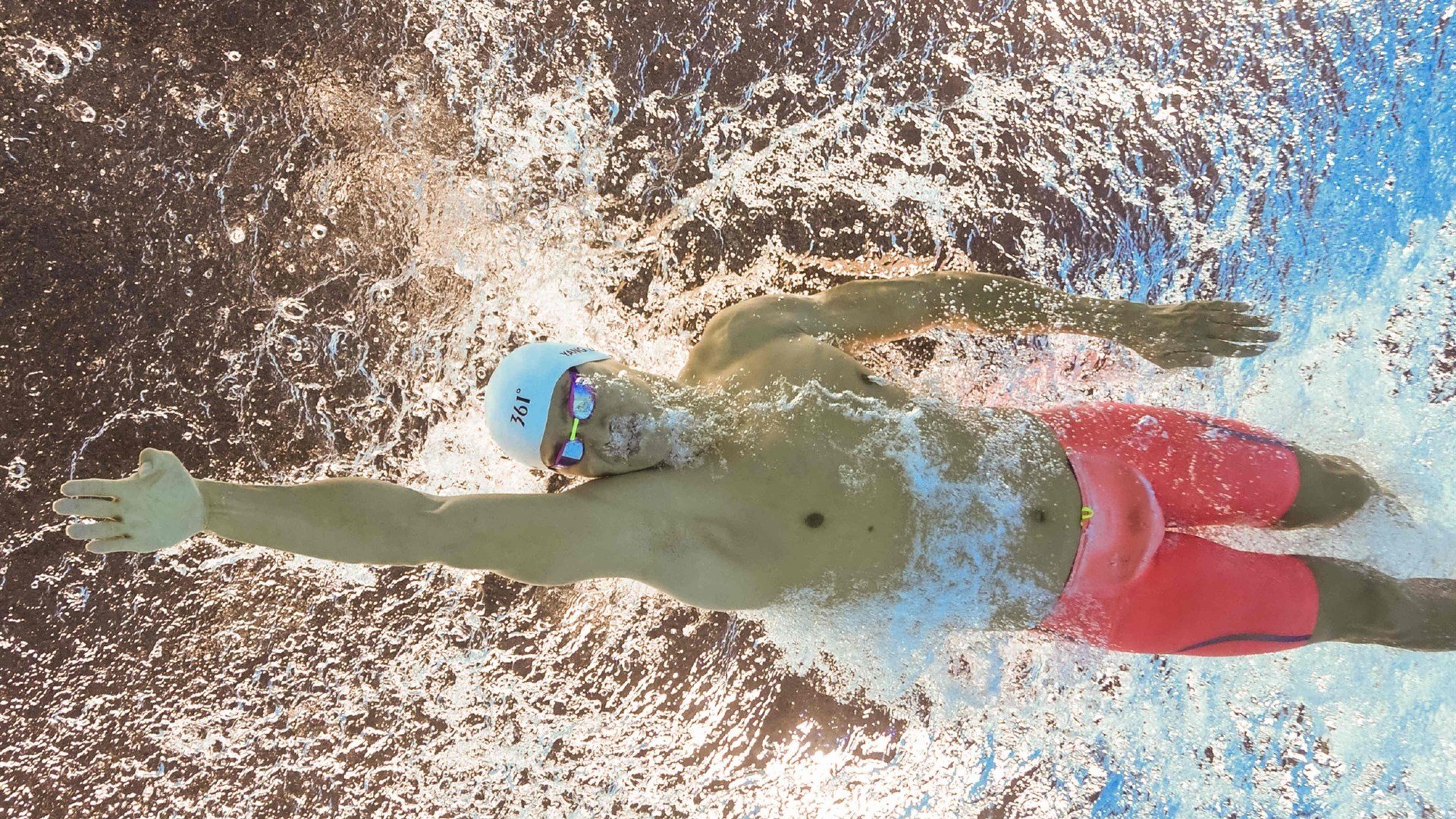 红牛车队力克迈凯伦，皮亚斯特里统治全场，一场策略与天赋的完美胜利